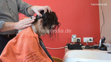 Laden Sie das Bild in den Galerie-Viewer, 1180 MichelleB by barber 2 forward wash in barberchair in Berlin salon in black large vinyl cape