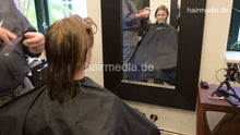 将图片加载到图库查看器，1181 ManuelaD 2 haircut ASMR by barber