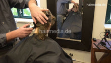 将图片加载到图库查看器，1181 ManuelaD 2 haircut ASMR by barber
