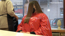 Cargar imagen en el visor de la galería, 4059 Cara 1 dry haircut in large red vinyl cape