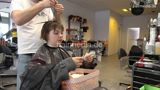 7202 Ukrainian hairdresser in Berlin 220515 1st 2 perm