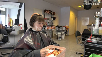 7202 Ukrainian hairdresser in Berlin 220515 1st 2 perm
