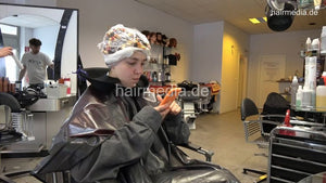 7202 Ukrainian hairdresser in Berlin 220515 1st 2 perm