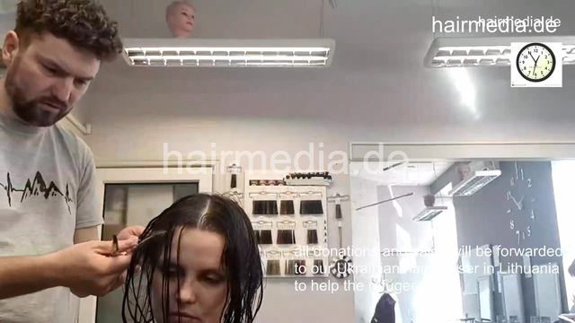 7201 Ukrainian hairdresser doing Lithuanian refugees haircuts in Kaunas 220319