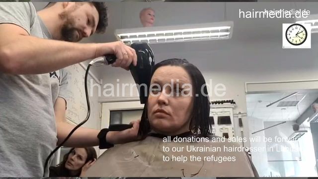 7201 Ukrainian hairdresser doing Lithuanian refugees haircuts in Kaunas 220319
