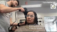Laden Sie das Bild in den Galerie-Viewer, 7201 Ukrainian hairdresser doing Lithuanian refugees haircuts in Kaunas 220319
