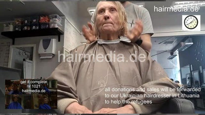7201 Ukrainian hairdresser doing Lithuanian refugees haircuts in Kaunas 220319