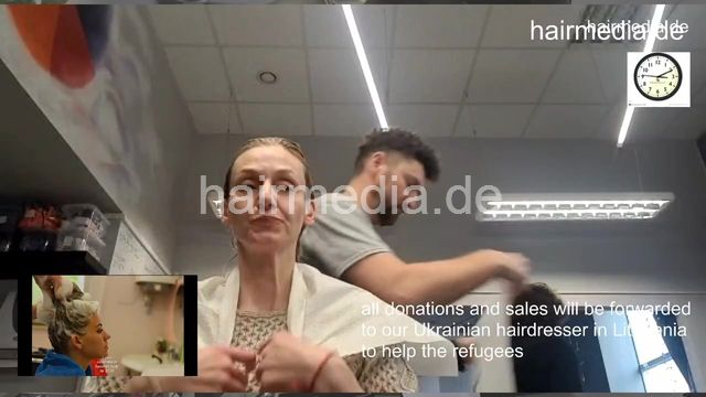 7201 Ukrainian hairdresser doing Lithuanian refugees haircuts in Kaunas 220319