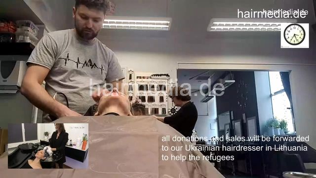 7201 Ukrainian hairdresser doing Lithuanian refugees haircuts in Kaunas 220319
