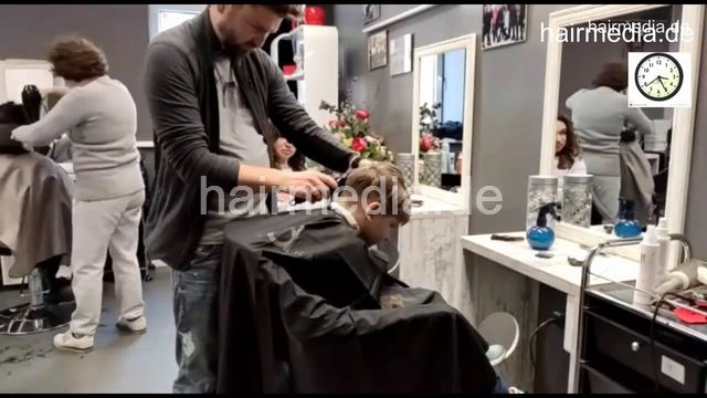 7201 Ukrainian hairdresser in Kaunas 220325  young boy haircut