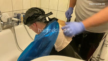 Cargar imagen en el visor de la galería, 2012 20220731 c forward wash shampooing at home in bathtub