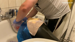 2012 20220731 c forward wash shampooing at home in bathtub
