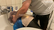 将图片加载到图库查看器，2012 20220731 c forward wash shampooing at home in bathtub