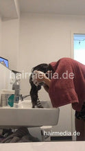 Laden Sie das Bild in den Galerie-Viewer, 1207 Leyla self shampooing forward at home