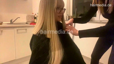 1050 230228 private livestream MichelleH Mia dramatical haircut at home