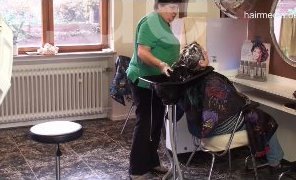 350 mature barberette 2 clients in mobile sink in home salon backward hairwash