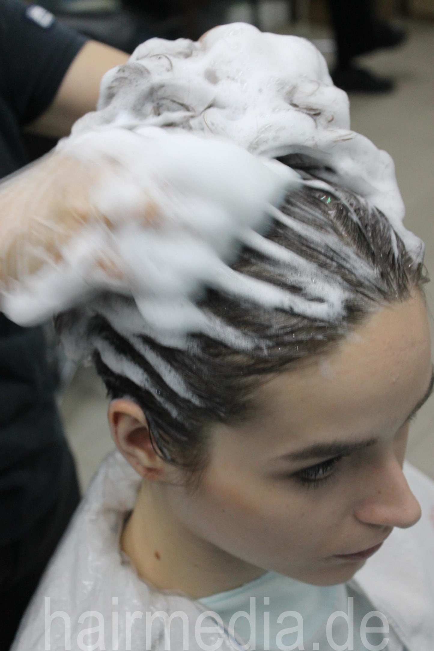 359 AndreaN, shampooing in Hong Kong by barber 523 pictures for download