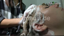 Laden Sie das Bild in den Galerie-Viewer, 374 3 Maya shampooing by Neda