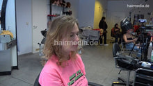 Laden Sie das Bild in den Galerie-Viewer, 7202 Ukrainian hairdresser in Berlin 220515 3rd 1 shampooing