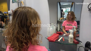 7202 Ukrainian hairdresser in Berlin 220515 3rd 1 shampooing