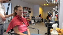 Charger l&#39;image dans la galerie, 7202 Ukrainian hairdresser in Berlin 220515 3rd 1 shampooing
