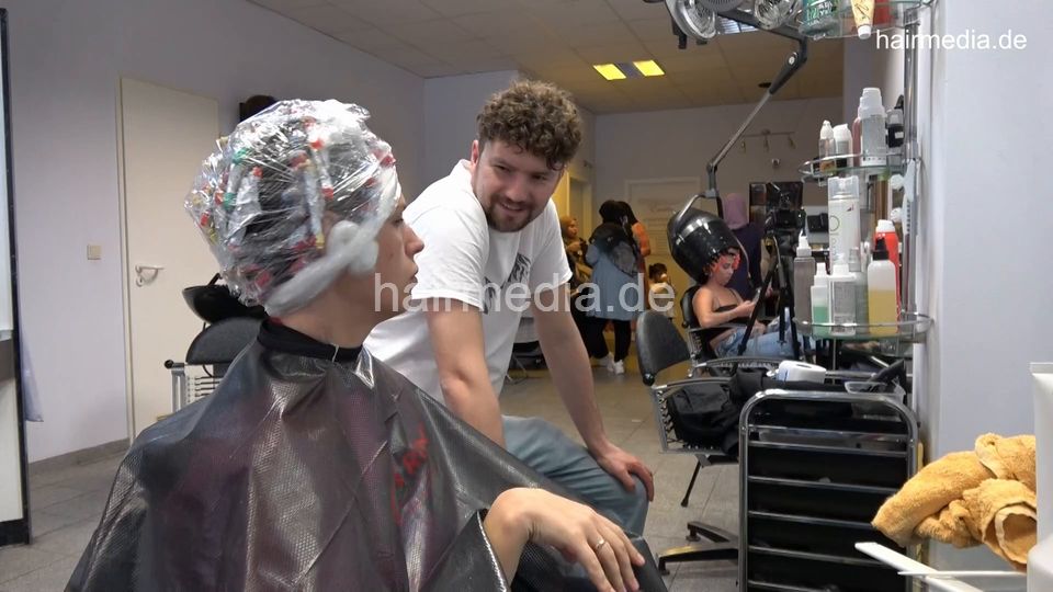 7202 Ukrainian hairdresser in Berlin 220515 3rd 3 perm process
