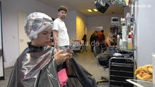 Cargar imagen en el visor de la galería, 7202 Ukrainian hairdresser in Berlin 220515 3rd 3 perm process