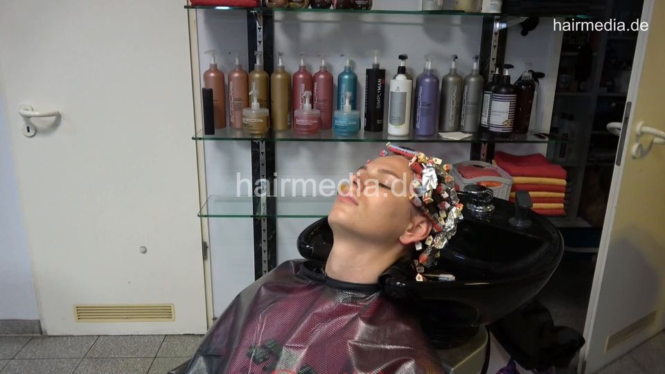 7202 Ukrainian hairdresser in Berlin 220515 3rd 3 perm process