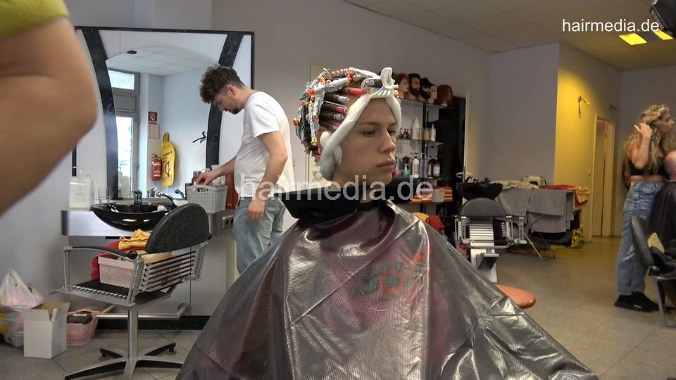 7202 Ukrainian hairdresser in Berlin 220515 3rd 3 perm process