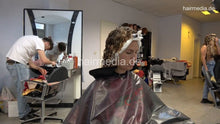 Cargar imagen en el visor de la galería, 7202 Ukrainian hairdresser in Berlin 220515 3rd 4 perm finish rinse, haircut blow