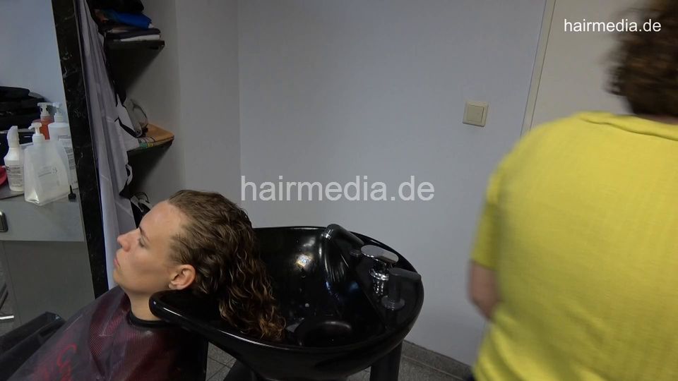 7202 Ukrainian hairdresser in Berlin 220515 3rd 4 perm finish rinse, haircut blow