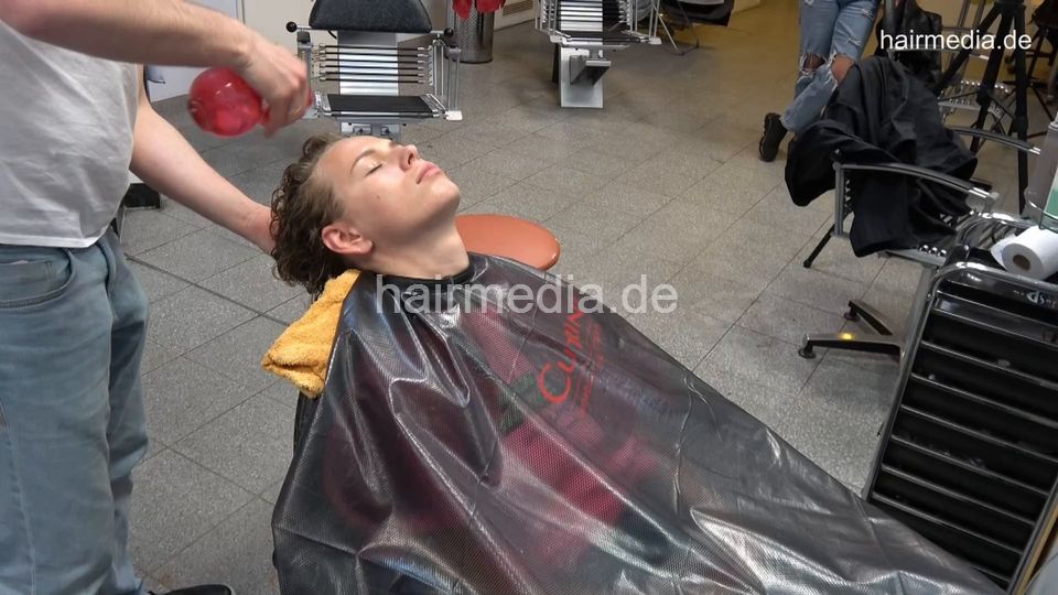 7202 Ukrainian hairdresser in Berlin 220515 3rd 4 perm finish rinse, haircut blow