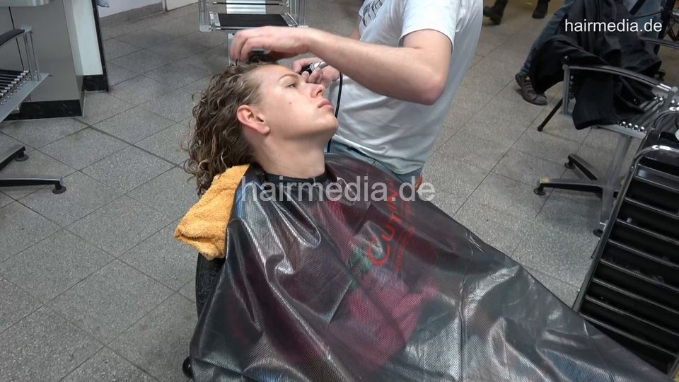 7202 Ukrainian hairdresser in Berlin 220515 3rd 4 perm finish rinse, haircut blow