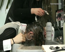 将图片加载到图库查看器，470 1a Soraya thick hair forward salon shampoo by sister Julia cam2
