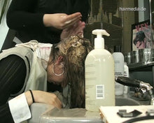 将图片加载到图库查看器，470 1a Soraya thick hair forward salon shampoo by sister Julia cam2