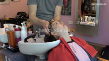 Load image into Gallery viewer, 7202 Ukrainian hairdresser in Berlin 220515 4th 1 teen shampooing