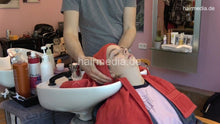 Cargar imagen en el visor de la galería, 7202 Ukrainian hairdresser in Berlin 220515 4th 1 teen shampooing