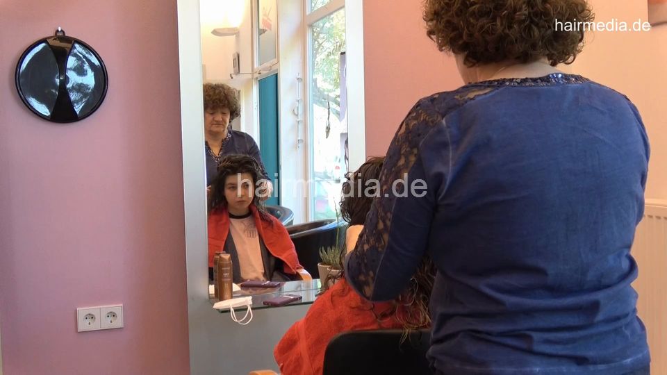 7202 Ukrainian hairdresser in Berlin 220515 4th 2 Zoya controlled cut and haircare