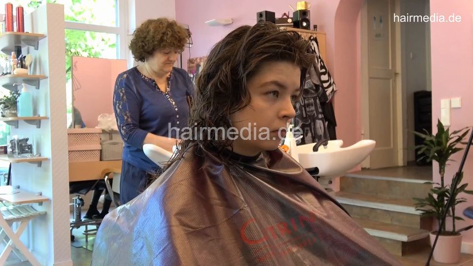 7202 Ukrainian hairdresser in Berlin 220515 4th 2 Zoya controlled cut and haircare