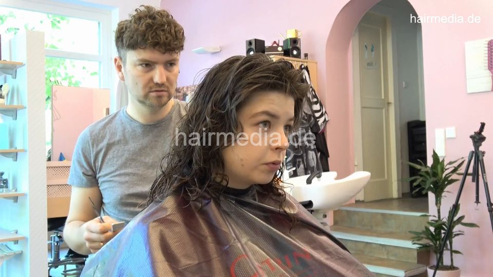 7202 Ukrainian hairdresser in Berlin 220515 4th 2 Zoya controlled cut and haircare