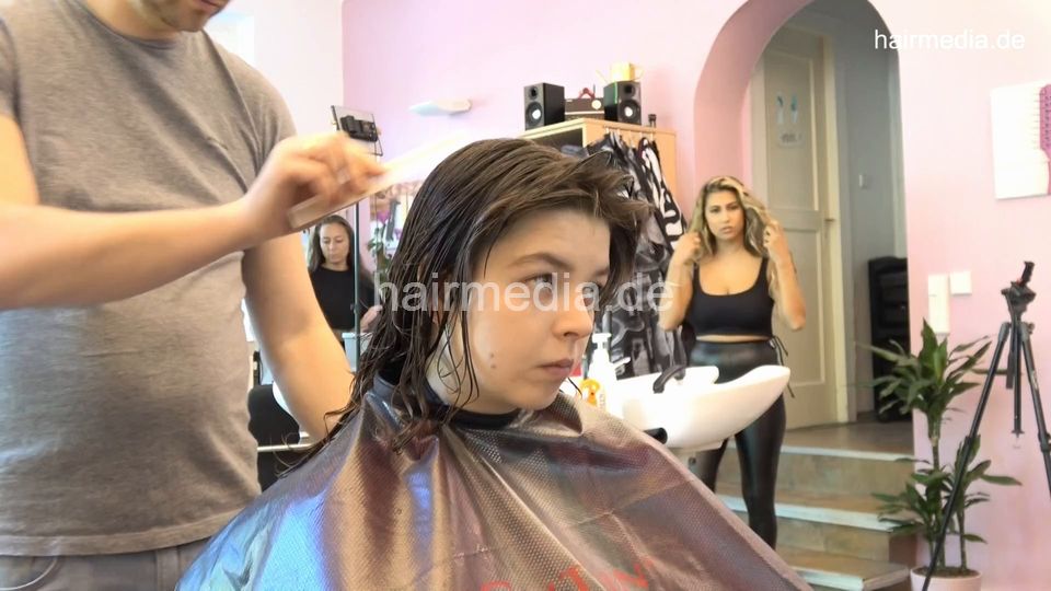 7202 Ukrainian hairdresser in Berlin 220515 4th 2 Zoya controlled cut and haircare