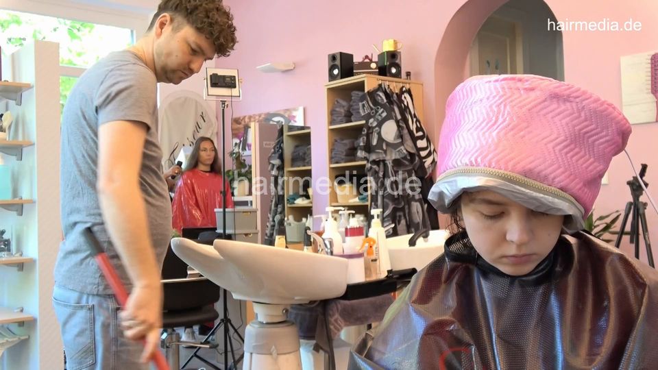 7202 Ukrainian hairdresser in Berlin 220515 4th 2 Zoya controlled cut and haircare