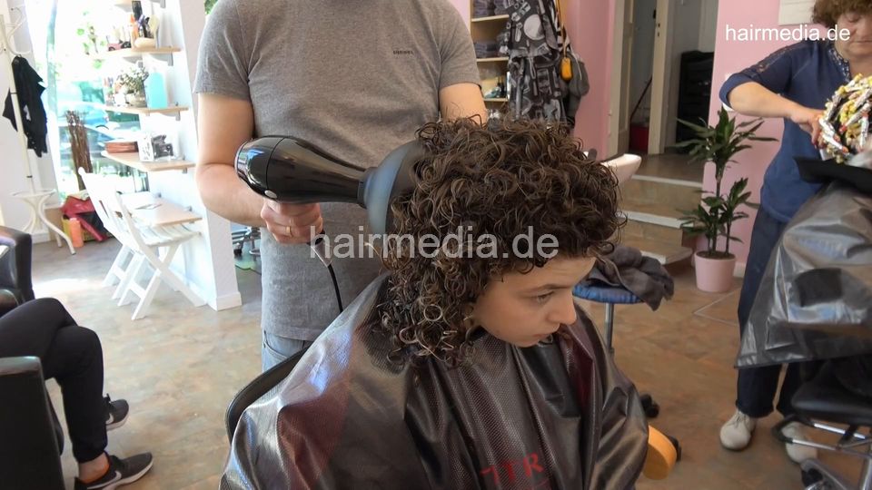 7202 Ukrainian hairdresser in Berlin 220515 4th 6 teen perm process and finish
