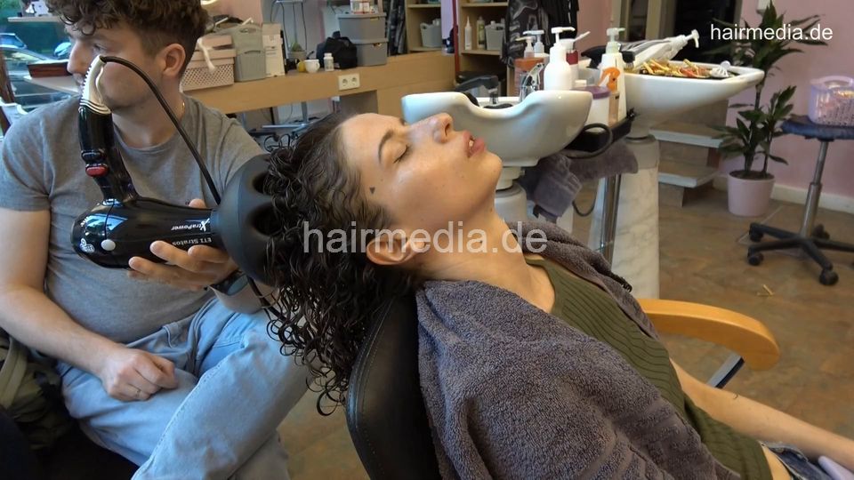 7202 Ukrainian hairdresser in Berlin 220515 5th 4 perm and finish