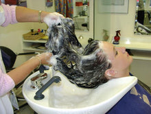 将图片加载到图库查看器，611 Katharina 1 longhair teen shampooing by white apron barberette