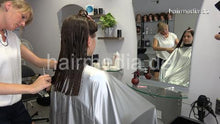 Cargar imagen en el visor de la galería, 6191 27 AlinaK teen thick hair wetcut after shampoo in large heavy pvc velcroclosure cape