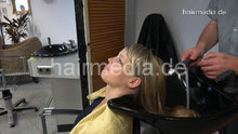 Laden Sie das Bild in den Galerie-Viewer, 6191 VictoriaS shampooing backward hair wash in large cape