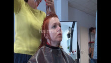 Laden Sie das Bild in den Galerie-Viewer, 7202 Ukrainian hairdresser in Berlin 220515 6th 1 shampooing redhead Zoya controlled