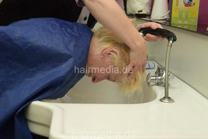 7090 s0421 Barberette PetraS by colleauge 1 forward shampooing in vintage hairsalon in apron