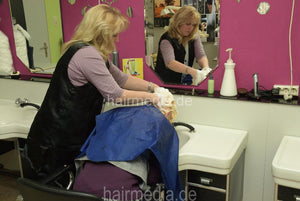 7090 s0421 Barberette PetraS by colleauge 1 forward shampooing in vintage hairsalon in apron